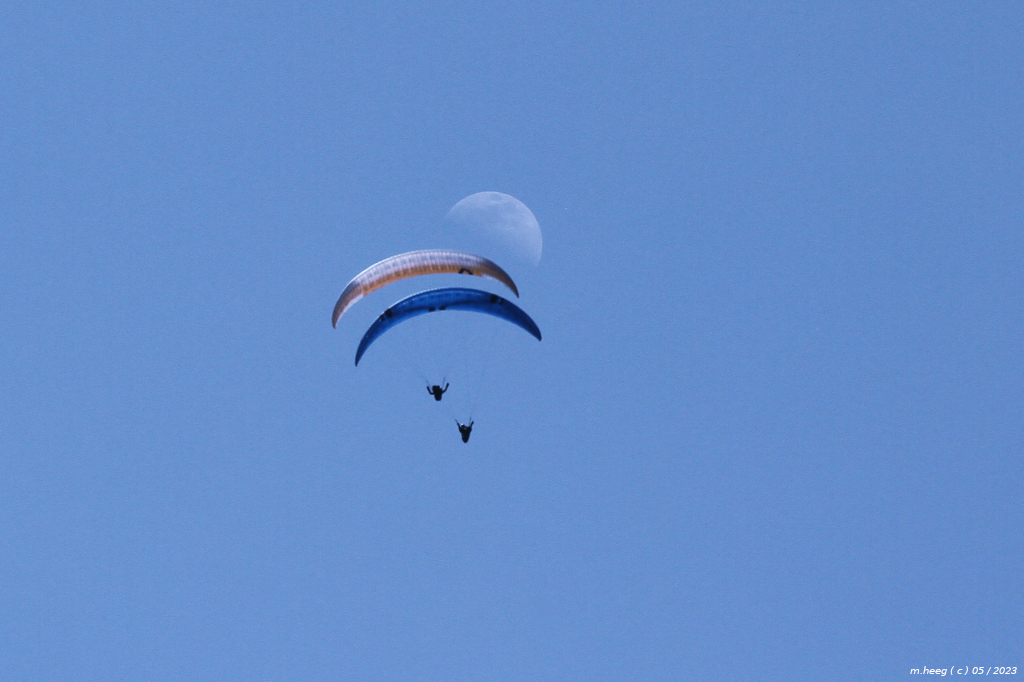 ... Mond und Gleitschirme Tagesmond und Gleitschirmflieger